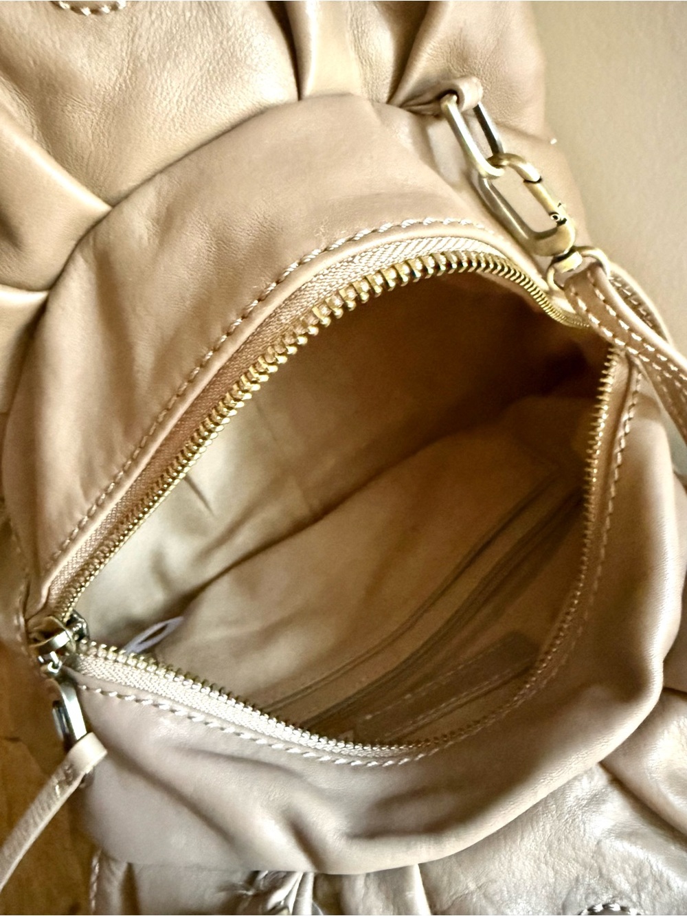 New HOBO International Darling Slouchy bag in a taupe leather - Picture 8 of 12